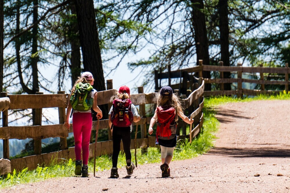 Hiking Etiquette Dos and Donts